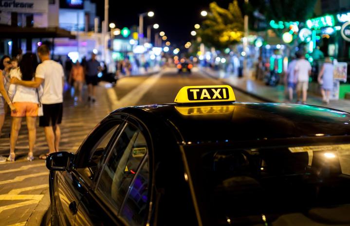 Compagnie de taxi disposée à répondre à vos appels 24 h/24 et 7j/7.
