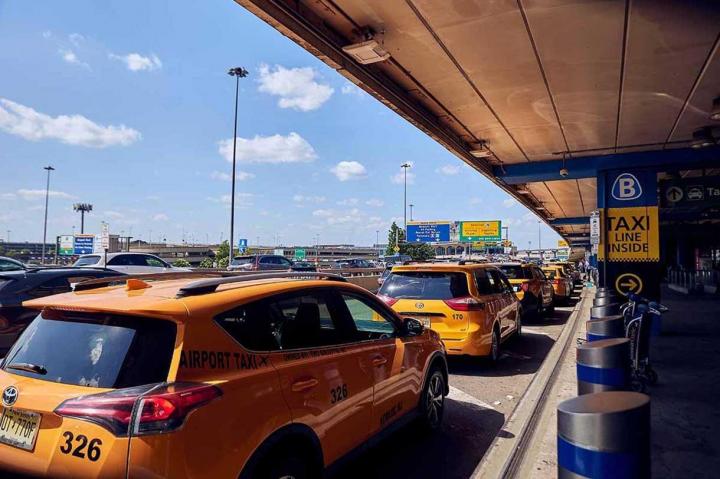 Un chauffeur de taxi ponctuel pour vous conduire ou vous récupérer à l’aéroport.